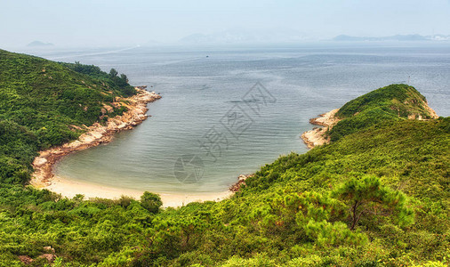 观望着香港长洲岛的一个孤立的海滩和海湾图片