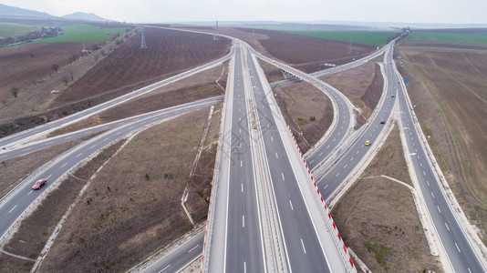 高速公路和立交桥的鸟瞰图路口高图片