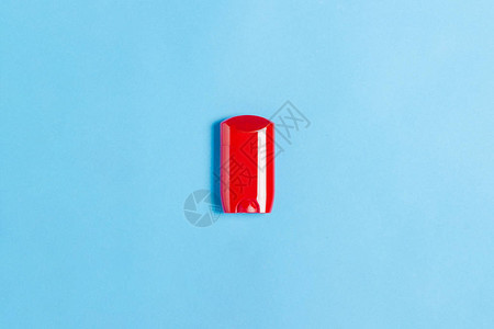 红色塑料管蓝色背景有除臭剂平图片