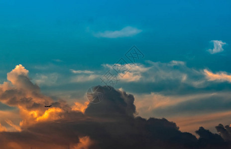 美丽的蓝色和橙色日落天空飞机在五颜六色的日出上飞行日出时天空的艺术图片日出和云彩的灵感背景和平图片