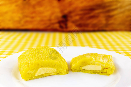 由自制奶酪和玉米制成打开小便准备消费传统巴西甜食的概念图片