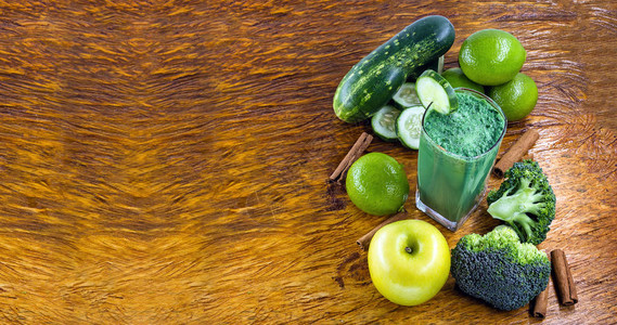 新鲜的绿色果汁排毒维特拉巴西蔬菜汁和绿色水果含有利于肝脏清洁的成分的饮料饮食或养生概念文本图片