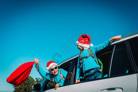 快乐可爱的男女儿童在冬季享受旅行可乘图片