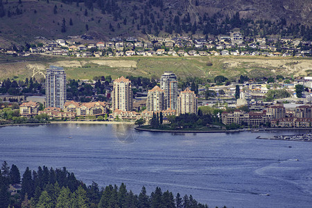 加拿大不列颠哥伦比亚省西部KelownaBoucherie山的Kelowana天际和Okanaga图片