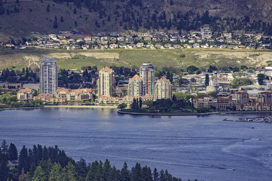 加拿大不列颠哥伦比亚省西部KelownaBoucherie山的Kelowana天际和Okanaga图片