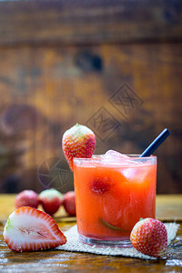 巴西的草莓Caipirinha在酒吧中图片