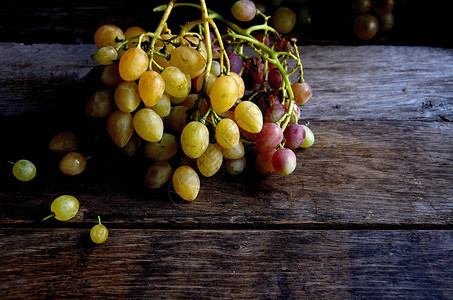 村子里的葡萄收成一大堆葡萄就躺在老背景图片