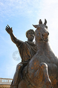 皇帝马库斯奥雷利乌斯的罗马武士雕像对准蓝天图片