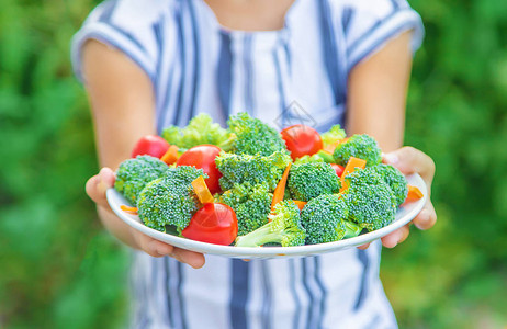 孩子吃蔬菜花椰菜和胡萝卜有选择图片