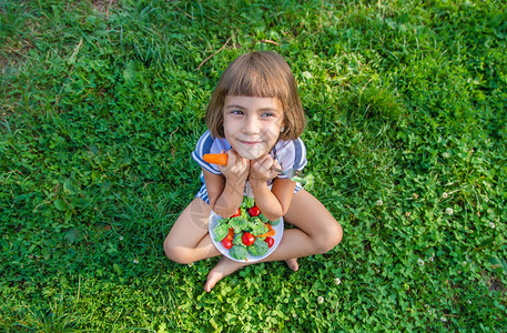 儿童吃蔬菜花椰菜和胡萝卜有图片