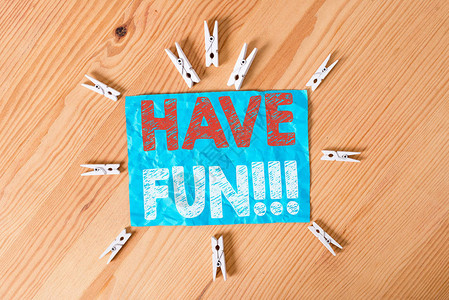 喜悦的女孩高清图片母女共赏美好时刻高清图片分享购物成果的年轻闺蜜