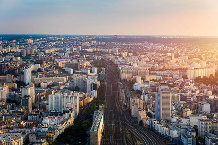 从上面俯瞰巴黎天际线欧洲大都市的主要地标与VaugirardBelt火车站从蒙帕纳斯塔观景台鸟图片