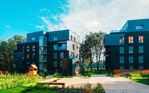 欧洲儿童游乐场位于住宅楼群和户外设施中图片