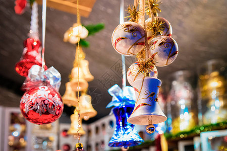 冬季欧洲德国圣诞市场上的玻璃圣诞树装饰12月图片