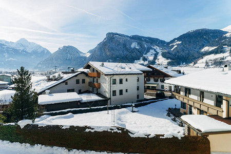 奥地利蒂罗尔州阿尔卑斯山齐勒河谷迈尔霍芬的房屋建筑和雪冬景观奥地利蒂罗尔高山区的联排别墅房图片