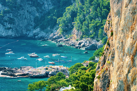 意大利那不勒斯附近卡普里岛的船只在意大利海岸与蓝色地中海景观阿纳卡普里全景在欧洲在夏天查看美丽的阿马尔菲风图片