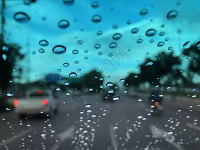 路面模糊的雨滴雨天城市交通堵塞车挡图片
