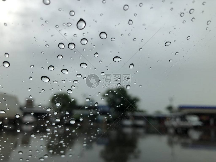 路面模糊的雨滴雨天城市交通堵塞车挡图片