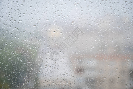 玻璃湿和雾空的水滴子天图片