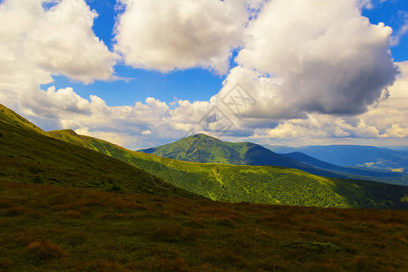 喀尔巴阡山脉的夏季风景赫图片