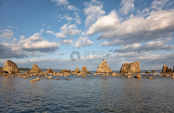 在日落光线下通往串本附近的大岛的一系列岩石和歌山县图片