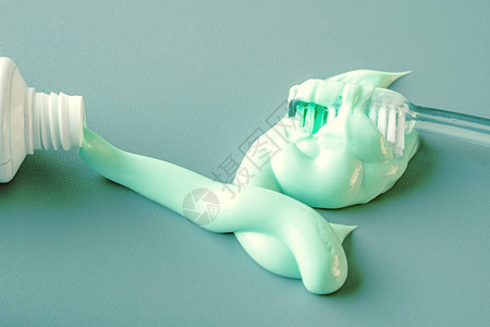 在塑料表面随机挤压牙膏绿色和牙刷挤压下颚牙科的麻烦图片