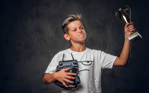 小骄傲的冠军刚在虚拟现实游戏中赢得了比赛图片素材