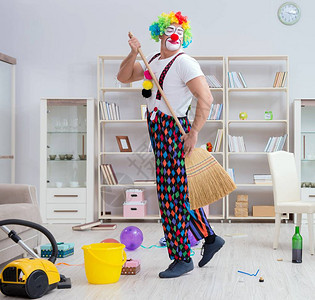 在家打扫卫生的搞笑小丑图片