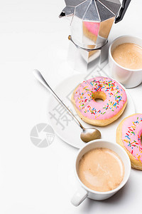白色背景上的新鲜热咖啡和粉色甜圈图片