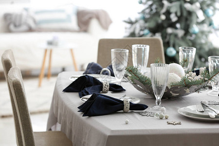 圣诞晚餐的节日餐桌布置在家里图片