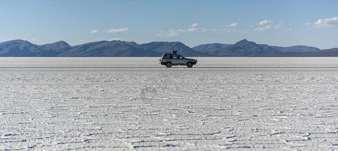 乌尤尼盐沼的越野车是世界联合国教科文组织世界遗产图片