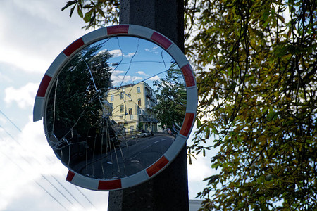 破碎的凸面镜与破裂从街镜到街道的视图图片