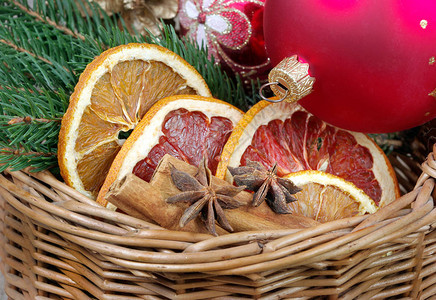 圣诞设计圣诞节准备圣诞球和一棵圣诞树的枝在篮子里干柑橘肉桂棒和八角星图片