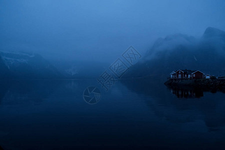 挪威罗布人的房子和山岩在峡湾风景上扫描到的动物旅行观赏图片