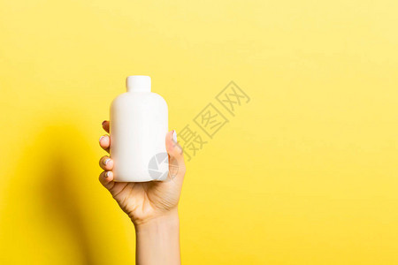 女手握奶油液瓶图片