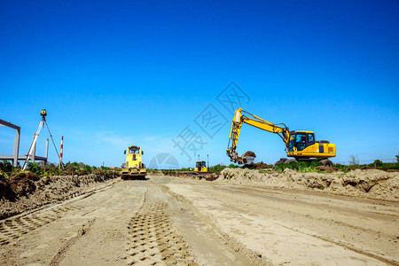 挖土机正在挖掘路面滚轮在建背景图片