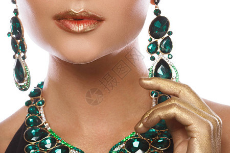 身穿大漂亮的项链和耳环带着很多绿宝石的迷人图片