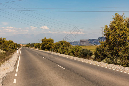 西班牙埃斯特雷马杜拉Almaraz附近公路旁一个光电发厂的图片