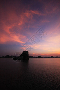 越南东北部的下龙湾以其翡翠色的海水和数千个被热带雨林覆盖的高耸石灰岩岛屿而闻名图片