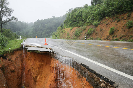 暴雨造成的山体滑坡发生断路沥青街上的破水泥被大雨摧毁的山体滑图片