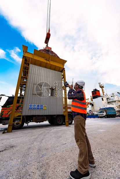 工头装卸工在港口码头检查安全设备是否准备好随时开始装载货物图片