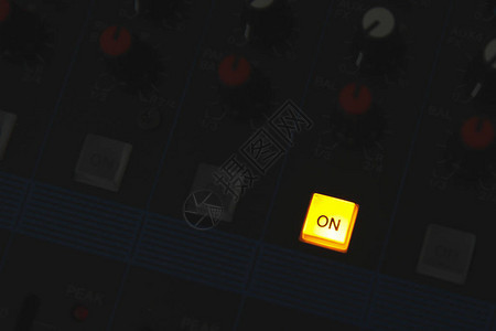 在音频混合控制台控制面板和数字演播室dj转盘搅拌器按钮上点亮On图片