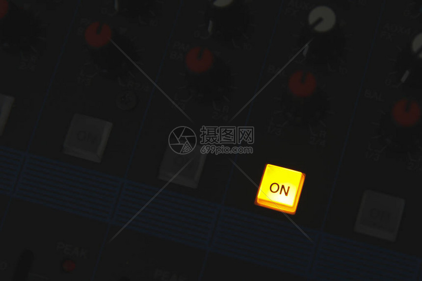 在音频混合控制台控制面板和数字演播室dj转盘搅拌器按钮上点亮On图片