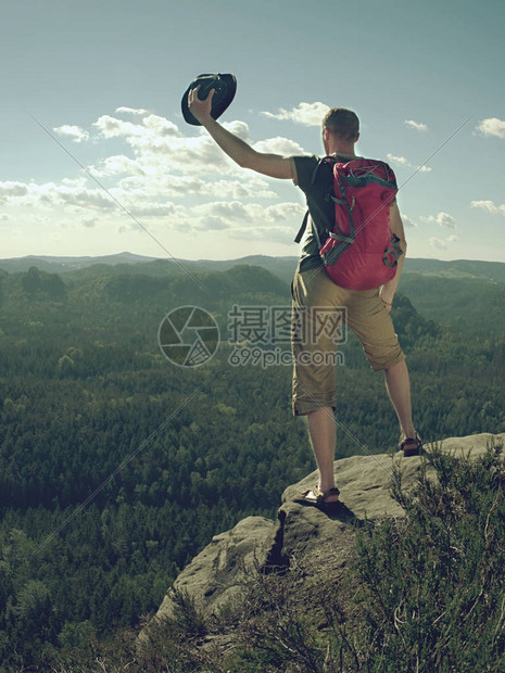 夏季登山徒步旅行背包的游客旅游在美丽的山景坚图片