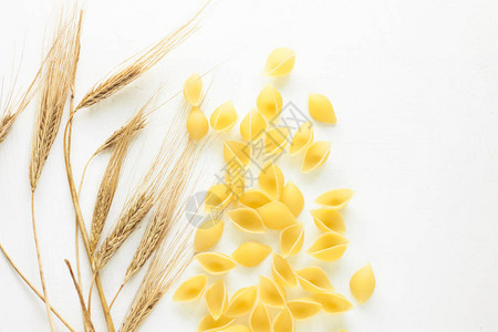 白色背景上的面食和小麦穗意大利谱健康饮食图片