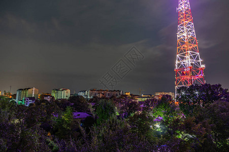 电视塔夜间多色灯光背景图片