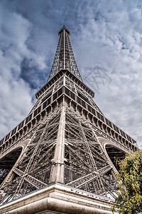 埃菲尔铁塔是法国巴黎战神广场上的一座锻铁格子塔图片