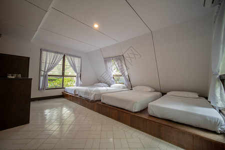 泰国SamedCabanaSamed岛Rayong区四人张双床四张人房的图片
