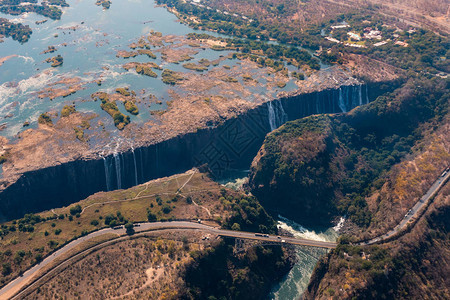 维多利亚瀑布壮观的空中瀑布和横跨赞比西河的桥梁图片
