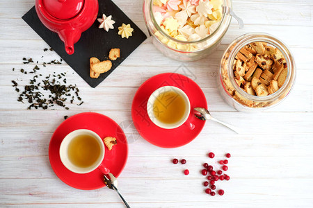 清晨茶红杯茶有饼干和棉花糖图片